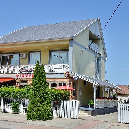 Clock Cafe Pizzéria és Panzió Hajduszoboszlo Exterior foto