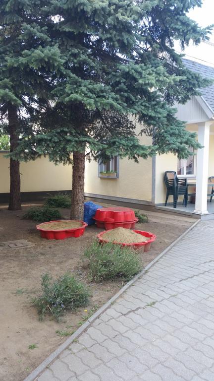 Clock Cafe Pizzéria és Panzió Hajduszoboszlo Exterior foto